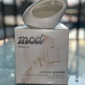 Ariana Grande Mod Vanilla Fragrance in White and Silver